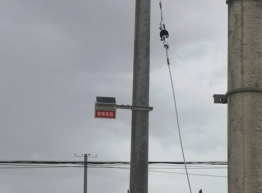 甘肅電力安裝防外破警示牌，為電力防護(hù)增添“保護(hù)傘”
